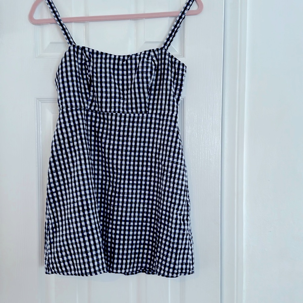 A checkered shortcut dress with zipper